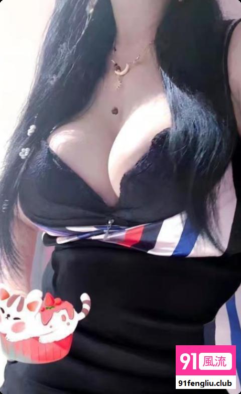 包臀屁股大的小姐姐